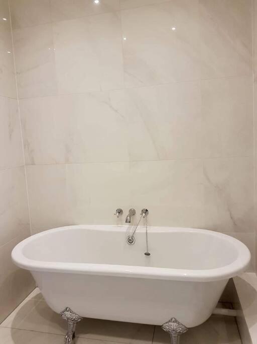Spacious Apartment In The Heart Of Camden Town 伦敦 外观 照片